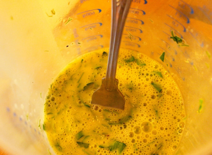 1. Этап. Омлет с зеленью: 3. Яйца вбить в глубокую емкость и взбить со щепоткой соли и перца. Добавить зелень и тщательно перемешать.