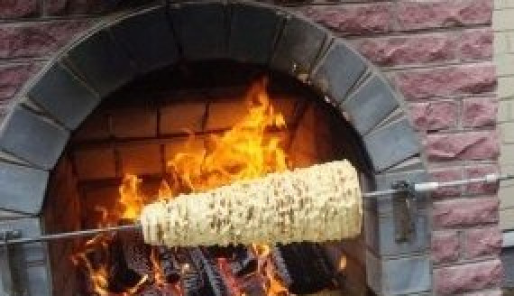 1. Этап. Торт Шакотис: Можно сделать приспособление у камина и обязательно нужен поддон, куда будет стекать тесто.