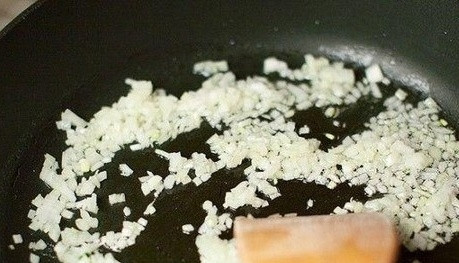 1. Этап. Картофельная начинка для пирогов: Лук почистите и измельчите. Обжарьте его в течение трёх минут в двух ст. ложках масла.