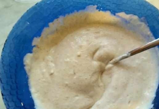 1. Этап. Куриная печень с грибами и сметаной: Сметану смешать с мукой.