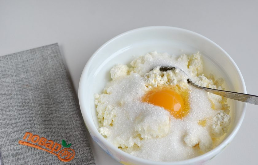 1. Этап. Пирог с овсяными хлопьями и творогом: 5. Теперь переходим к начинке пирога. Творог соедините с сахаром, ванильным сахаром, яйцом. Хорошо перемешайте ложкой или вилочкой, чтобы разбились все крупные комочки.