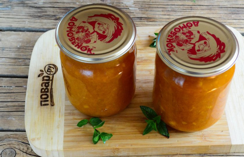 1. Этап. Абрикосовый джем с апельсином на зиму: Разлейте абрикосовый джем с апельсином по чистым стерилизованным банкам и закатайте металлическими крышками. Вот и все! Убирайте остывшие банки с джемом в темное прохладное место аж до зимы, чтобы и тогда наслаждаться летними лучиками солнца.