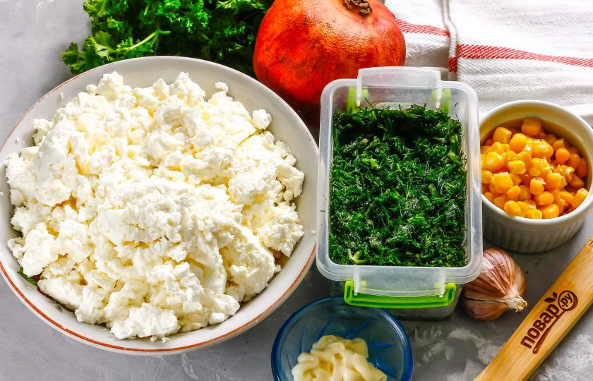 1. Этап. Сырная ёлочка: Подготовьте указанные ингредиенты. Гранат разломите, с кукурузы слейте маринад.