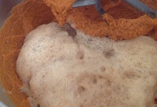 1. Этап. Тыквенно-шоколадные булочки: 4. Взбейте все до однородности и добавьте опару.