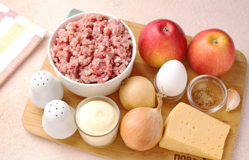 1. Этап. Запеканка из фарша с яблоками: Подготовьте все ингредиенты.