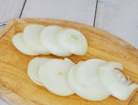 1. Stage. Fried flounder: Cut the bulbs into thick rings.