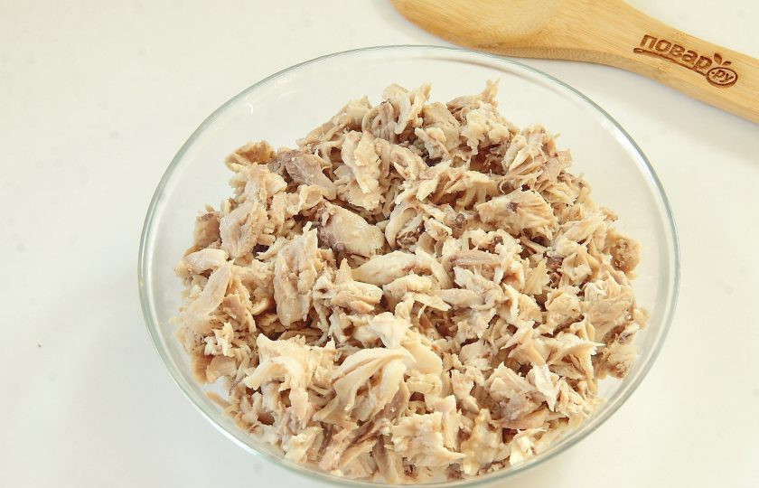 1. Этап. Закуска Цветущее кольцо Кесадильи: Мясо мелко нарежьте или разберите на волокна и сложите в глубокую миску.