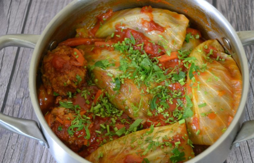 1. Этап. Голубцы по-цыгански: В конце тушения добавьте к голубцам измельченную зелень и лавровый лист.