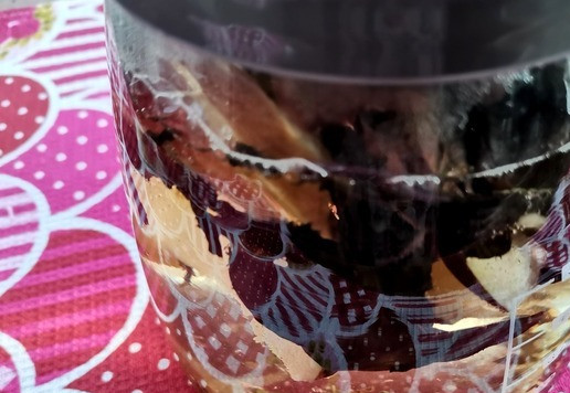 1. Этап. Базиликовый чай с яблоком: Залить некрутым кипятком.