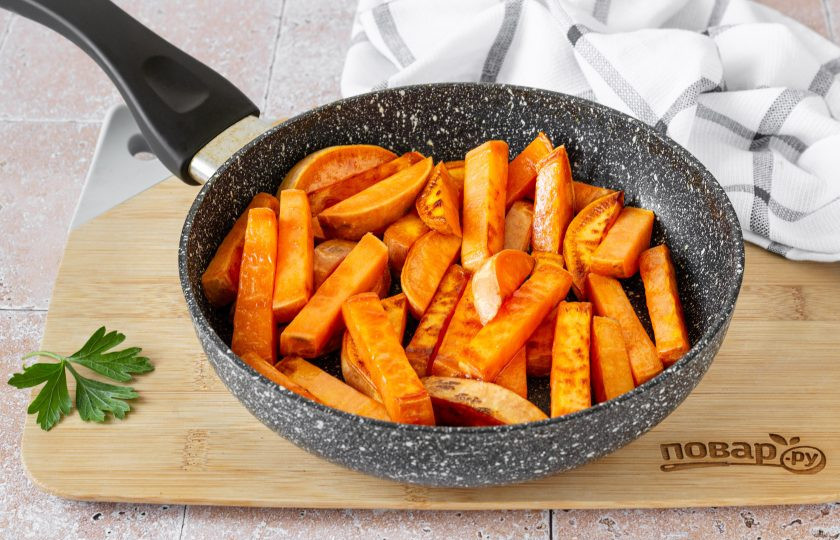 1. Этап. Жареный батат: Жарьте батат примерно 13-15 минут. Если ломтики будут подгорать, то можно уменьшить температуру.