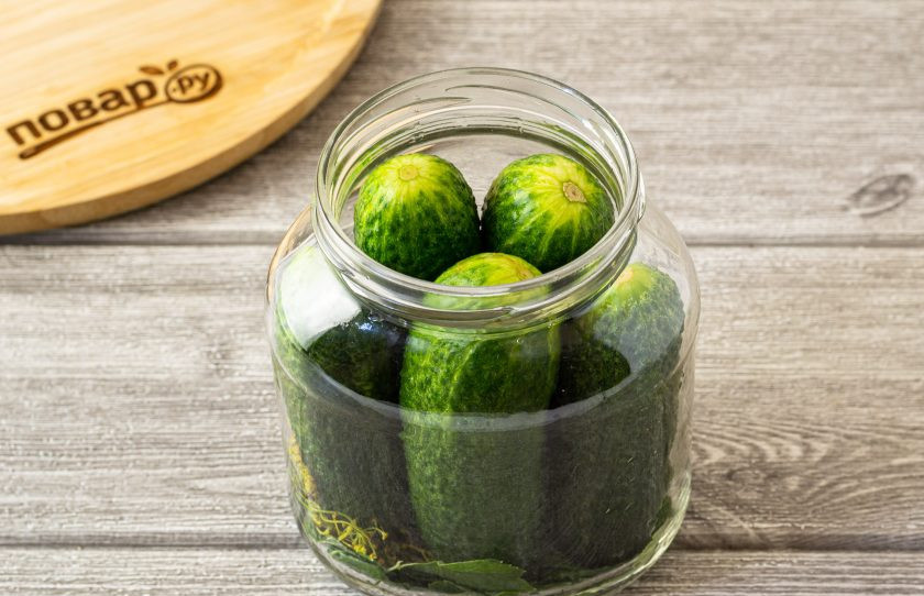 1. Этап. Маринованные огурцы с уксусом: Плотно выложите в банку огурцы.