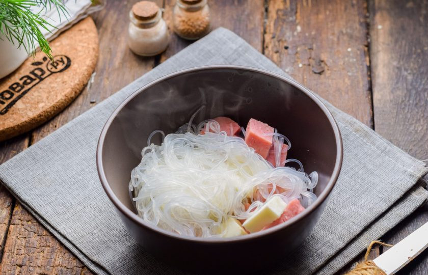 1. Этап. Салат с фунчозой и авокадо: Переложите в миску фунчозу, сыр и ветчину.