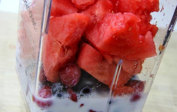 1. Этап. Ягодный смузи с арбузом: 2. Соедините все в чаше блендера.