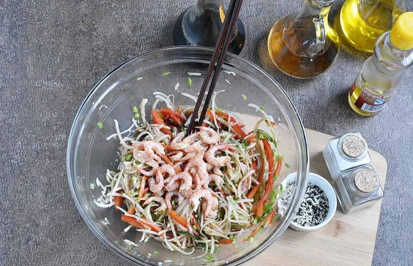 1. Этап. Китайский салат с креветками: Добавьте очищенные креветки. Перемешайте салат.