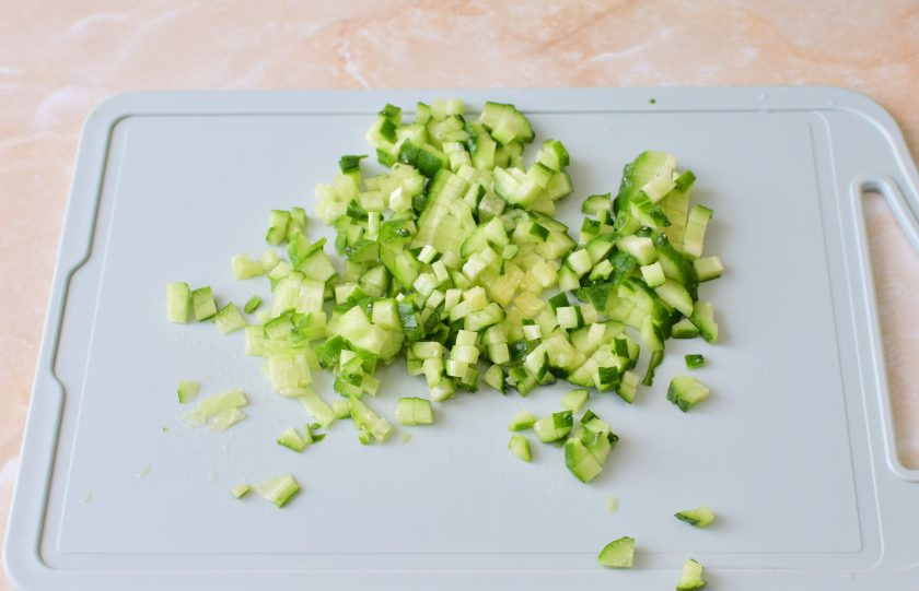 1. Этап. Тарталетки с сыром и огурцом: Мелко нарежьте свежий огурец.