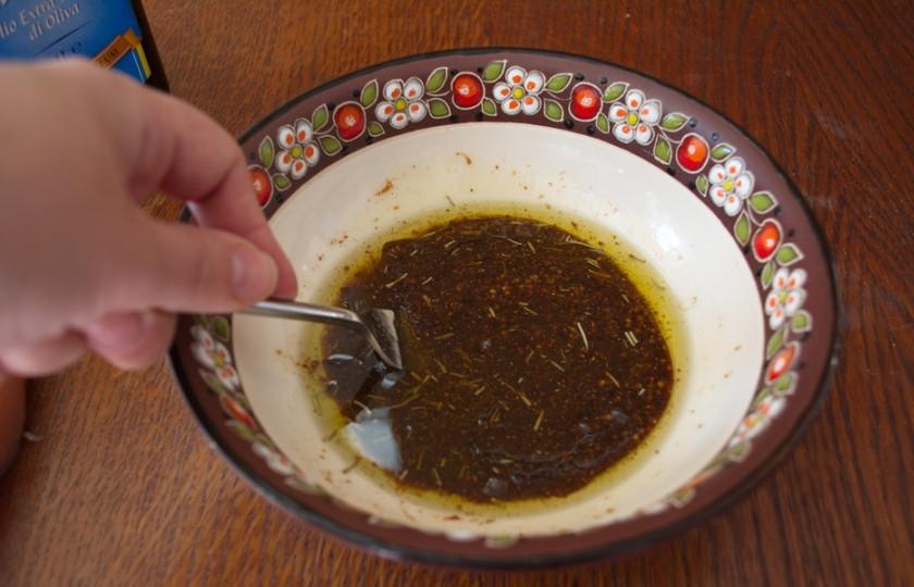 1. Этап. Маринад для индейки в духовке: Добавьте соус Ворчестер, соевый соус, выдавите через пресс чеснок, добавьте 1-2 ст. ложки горчицы с зернами. Она не делает маринад острым, но горчичные зерна очень вкусные в печеном виде. Добавьте оливковое масло. Перелейте в более узкую миску, чтоб маринад хорошо покрыл мясо.