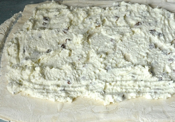 1. Этап. Круассаны с творогом: Слоёное тесто раскатайте. И смажьте творожной начинкой.