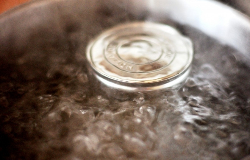 1. Этап. Варёная сгущенка: Поставьте банку сгущённого молока в кастрюлю, залейте водой по крышечку баночки. Накройте кастрюлю крышкой и доведите до кипения. А затем варите 2 - 2,5 часа с открытой крышкой на медленном огне.