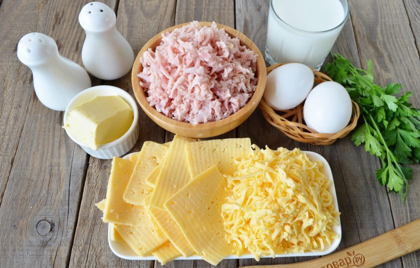 1. Этап. Пирог из пасты Вива Италия: Ветчину очень мелко порежьте или натрите на крупной терке. Сыр почти весь нужно порезать тонкими пластинками, а небольшую часть натрите на крупной терке.