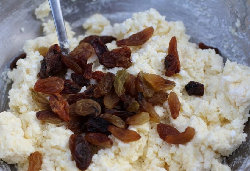 1. Этап. Сырники из творога с изюмом: 4. В самом конце добавьте изюм (его предварительно нужно подержать в теплой воде около 20 минут). Теперь замешиваем однородную массу.