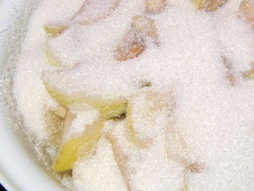 1. Этап. Варенье из яблок дольками с содой: Приготовьте раствор из соды (2 чайных ложки соды на литр воды). Сполосните яблоки и поместите их в содовый раствор на 5 минут. Сода предотвратит разваривание яблок. Затем сполосните яблоки и положите в емкость для варки, сверху присыпав сахаром.