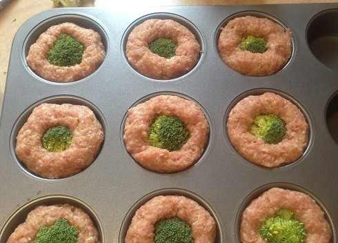 1. Этап. Мясные кексы с брокколи: 5. Делим фарш на 9-10 шариков и укладываем в формочки для маффинов. По центру вдавливаем брокколи.