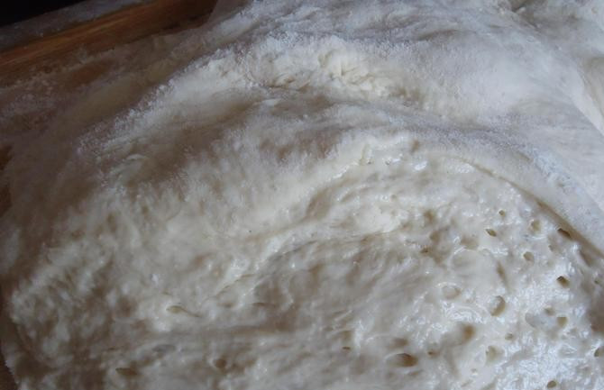 1. Этап. Тесто на ряженке для пирожков: 1. Ряженку подогреем, разведем в ней сахар и дрожжи, оставим так, пока не пойдут пузыри. дальше в опару добавим размягченное масло и яйца, перемешаем до однородности, а потом начинаем понемногу всыпать муку.