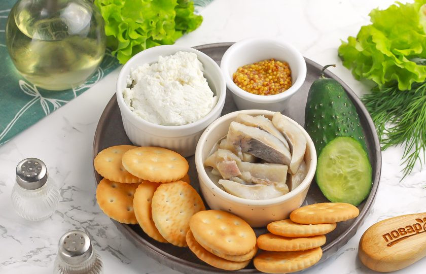 1. Этап. Крекеры закусочные: Подготовьте указанные продукты. Вскройте пресервы с сельдью.