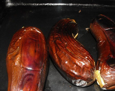 1. Этап. Оладьи из баклажана: Баклажаны вымойте, обрежьте у них края (