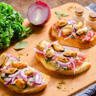 Брускетты с мидиями