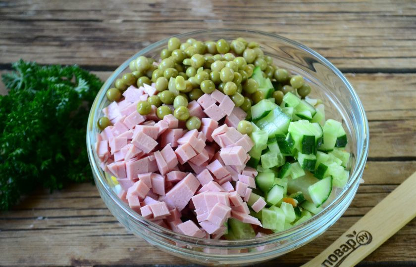 1. Этап. Салат Оливье в лаваше: Так же нарежьте колбасу и свежий огурец (можно использовать малосольный или маринованный), добавьте консервированный горошек.
