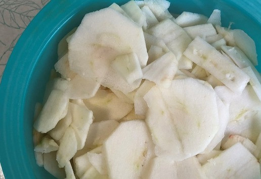 1. Этап. Яблочный пирог Хмельной: Яблоки тонко нашинковать, предварительно очистив. Выложить в чашу изюм, сверху яблоки, влить спиртное и убрать в холодильник на ночь.