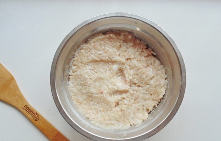 1. Этап. Голубцы по-польски: Фарш посолите и поперчите по вкусу. Тщательно перемешайте.