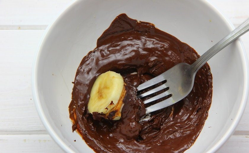 1. Этап. Сладкие банановые сендвичи: 4. Растопите шоколад, окуните в него начиненные маслом бананы. Поставьте бананы в шоколаде в холодильник на 3 часа.