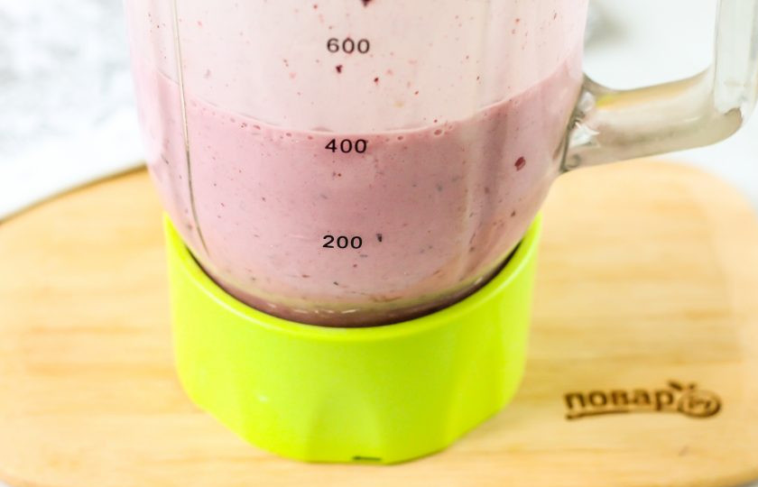 1. Этап. Смузи для иммунитета: Измельчите все в течение 2-3 минут на пульсирующем режиме.