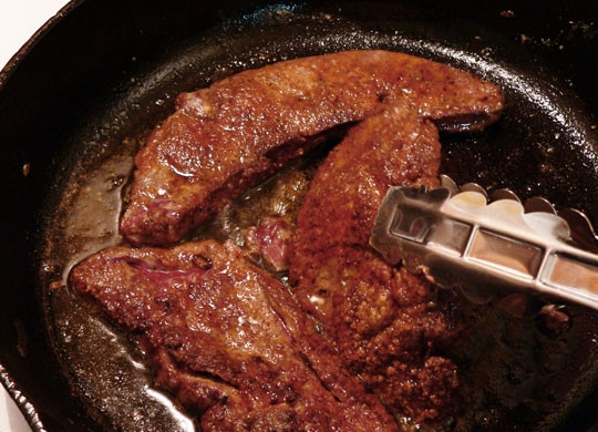 1. Этап. Жареная печень: Уменьшите огонь до среднего. Жареная печенка готова, когда она перестанет кровить при проколе. Добавьте жаренный лук и прогрейте в течение нескольких минут. Готово, приятного аппетита!