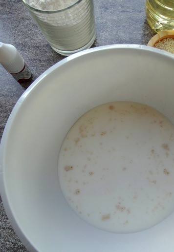 1. Этап. Бургер-гриль красный бархат: Молоко с водой слегка подогреть, добавить дрожжи и сахар, перемешать, оставить на 10 минут.