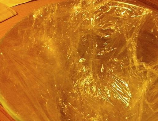 1. Этап. Торт Летний с желатином: Этот торт лучше делать в выпуклом салатнике. Застилаем его пищевой пленкой.