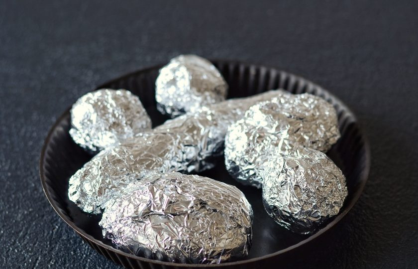 1. Этап. Винегрет с авокадо: Помойте и обсушите свеклу, морковь и картофель. Заверните в фольгу и выпекайте 1 час в духовке при температуре 180 градусов.