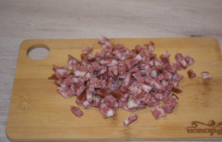 1. Этап. Салат Елочка: Для приготовления салата нам нужно сразу взять все продукты остывшими, тогда салат остужать после приготовления не придется. Он вкусен именно холодным. Салями нарежьте на небольшие кусочки.