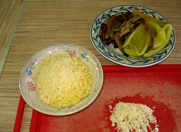 1. Этап. Рулеты из говядины в духовке: Перекладываем овощи на тарелку и оставляем их остывать, а сами тем временем чистим и измельчаем чеснок и трем сыр на крупной терке. Выкладываем сыр с чесноком в мисочку, добавляем майонез и тщательно все перемешиваем.