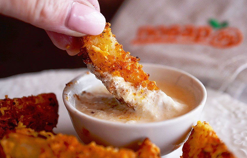 1. Этап. Деревенский картофель под сырным соусом: Для сырного соуса смешайте сливки и натертый сыр, посолите и поставьте в микроволновку на 1 минуту. Подавайте картошку с сырным соусом.