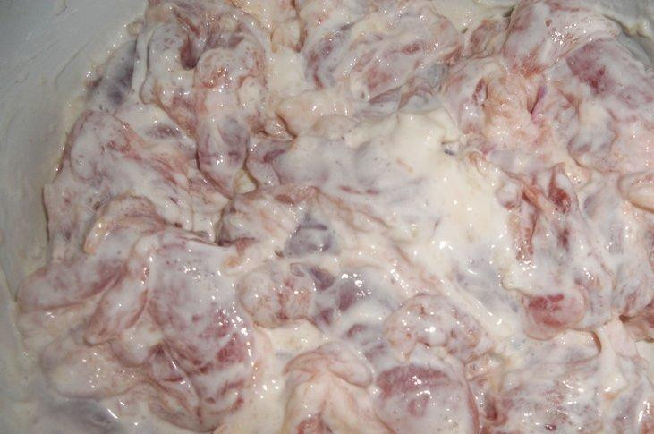 1. Этап. Рулетики из кабачков: Маринуем курицу в сметане вместе с чесноком. Не забудьте посолить и оставьте ее мариноваться на час в теплом месте.