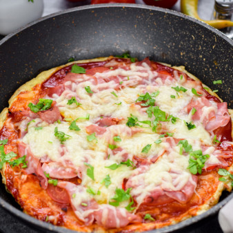 Быстрая пицца на сковороде из лаваша с яйцом