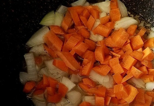 1. Этап. Гречневый суп с тушёнкой Походный: Отправляем лук порезанный, позолотим его чуть до мягкости. Добавим морковку. Так как тёрки у нас нет на природе, то режем морковь мелким кубиком. Притомим под крышкой минут 5.