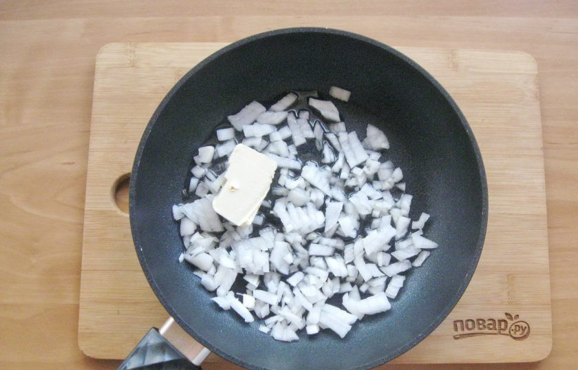 1. Этап. Ризотто по-итальянски: Репчатый белый лук очистите, помойте и мелко нарежьте. Выложите в сковороду с растительным и сливочным маслом.