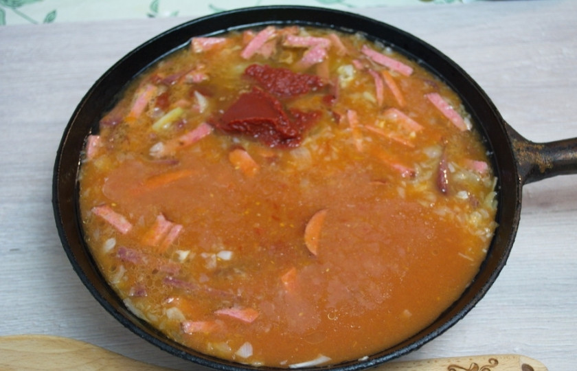 1. Этап. Суп солянка сборная мясная: Добавьте томатный сок и томатную пасту. Добавляем оба продукта, ибо томатная паста дает густоту супу и яркий цвет, а у томатного сока натуральный, неповторимый вкус, который разведенная водой томатная паста не передаст.