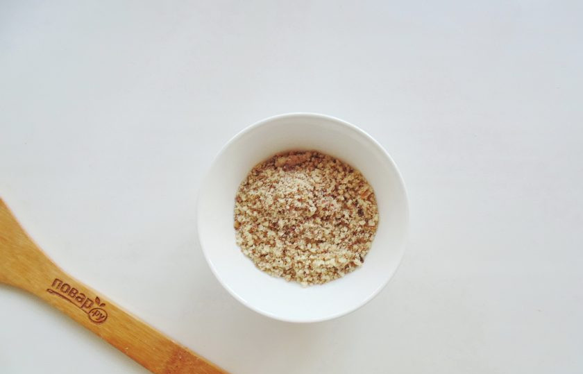 1. Этап. Пирог с орехами и вареньем: Тем временем орехи измельчите в крошку.