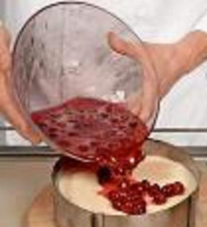 1. Этап. Фруктово-творожный торт: 6. Положить на дно формы испеченный корж и сверху творожный крем. В холодильник на 1,5 часа. Когда творожный крем прихватится, влить сверху вишневую смесь. В холодильник до полного застывания.