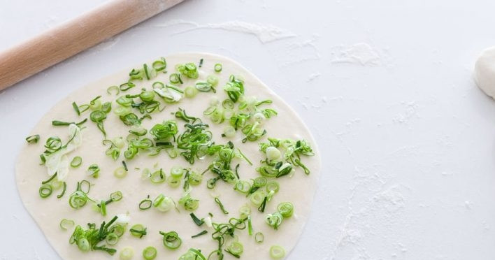 1. Этап. Жареные лепешки с зеленым луком: 5. Зеленый лук вымойте и нарежьте мелко, посыпьте лепешку.